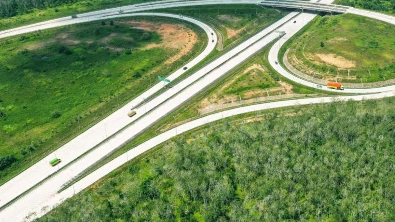 Kementerian PU memastikan kesiapan infrastruktur jalan dan posko mudik untuk kelancaran arus mudik Lebaran 2025, termasuk diskon tarif tol dan penambahan ruas jalan tol operasional.