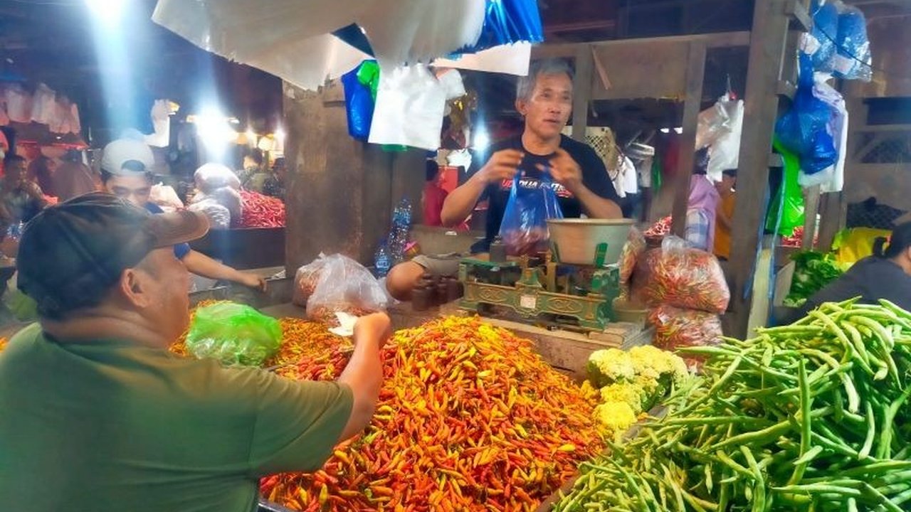 Harga cabai rawit di pasar tradisional Surabaya kembali normal setelah sempat melonjak tinggi di awal Ramadhan 2025, sementara pasokan bahan pokok lainnya tetap stabil.