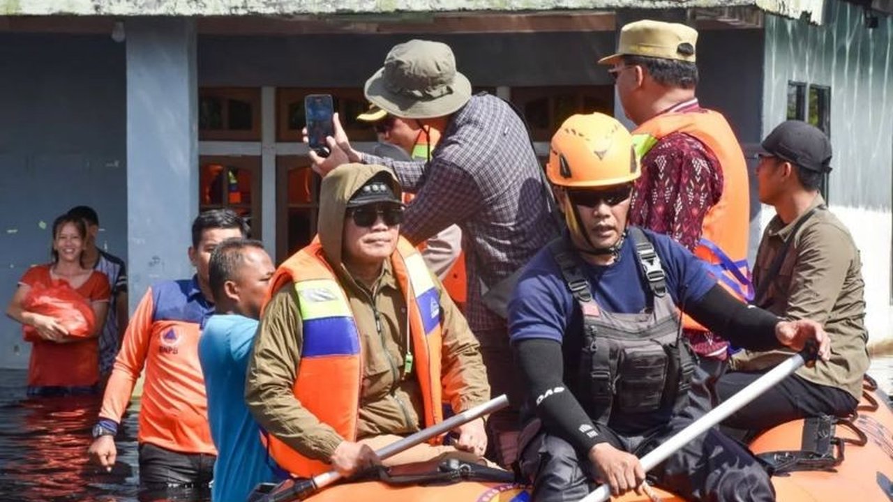 Banjir di Sungai Ambawang, Kalimantan Barat, menyebabkan ribuan warga terdampak dan akses jalan terputus, pemerintah setempat berupaya penanggulangan bencana.