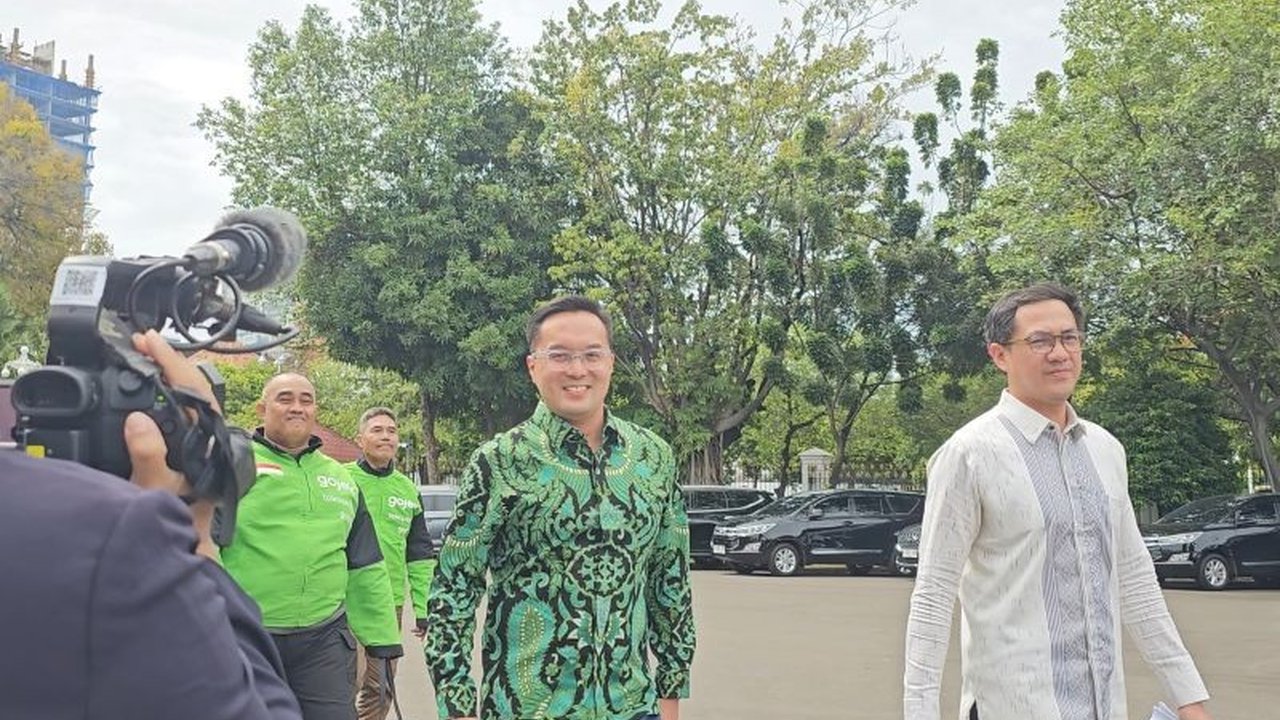 CEO GoTo, perwakilan mitra ojol, dan Menaker bertemu di Istana Kepresidenan, memicu spekulasi terkait finalisasi aturan THR Lebaran untuk pengemudi ojek online.