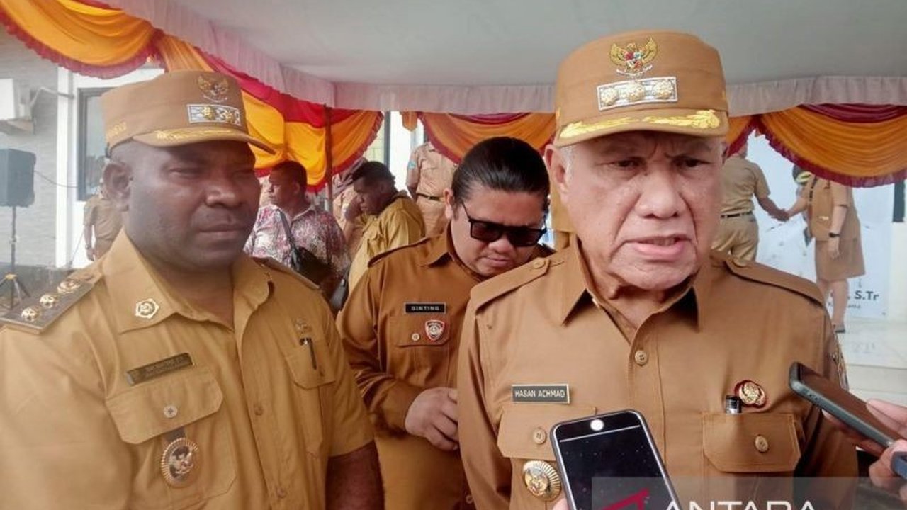 Bupati Kaimana, Hasan Ahmad, fokus pada penyusunan RPJMD 2025-2030 dan peningkatan kinerja ASN dalam 100 hari pertama kepemimpinannya, selaras dengan arahan Presiden RI.