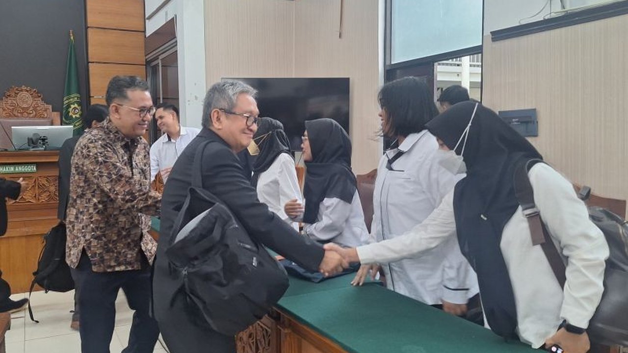 Hakim Pengadilan Negeri Jakarta Selatan telah menggugurkan praperadilan Hasto Kristiyanto terkait kasus suap Harun Masiku karena berkas perkara telah dilimpahkan ke Pengadilan Tipikor.