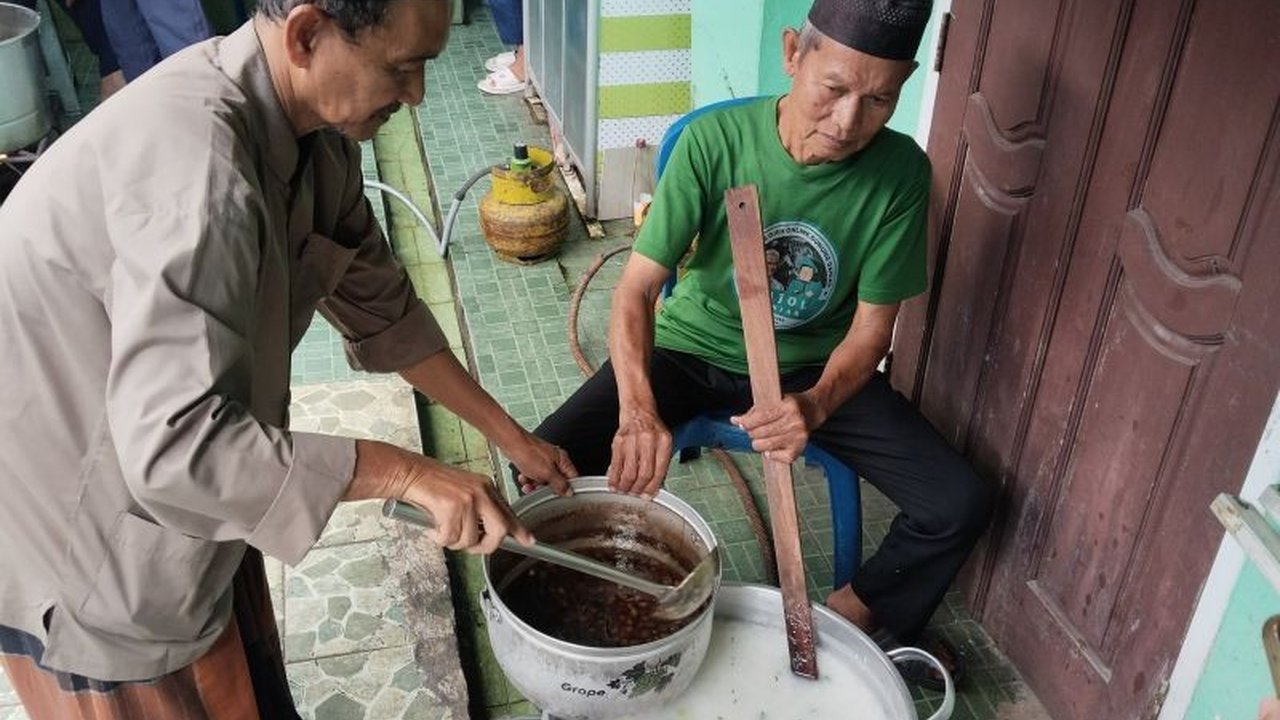 Masjid Al Mahmudiyah (Suro) di Palembang membagikan 800 porsi bubur gratis setiap hari selama Ramadhan sebagai tradisi turun temurun sejak tahun 1990-an untuk mempererat silaturahmi dan berbagi kebaikan.