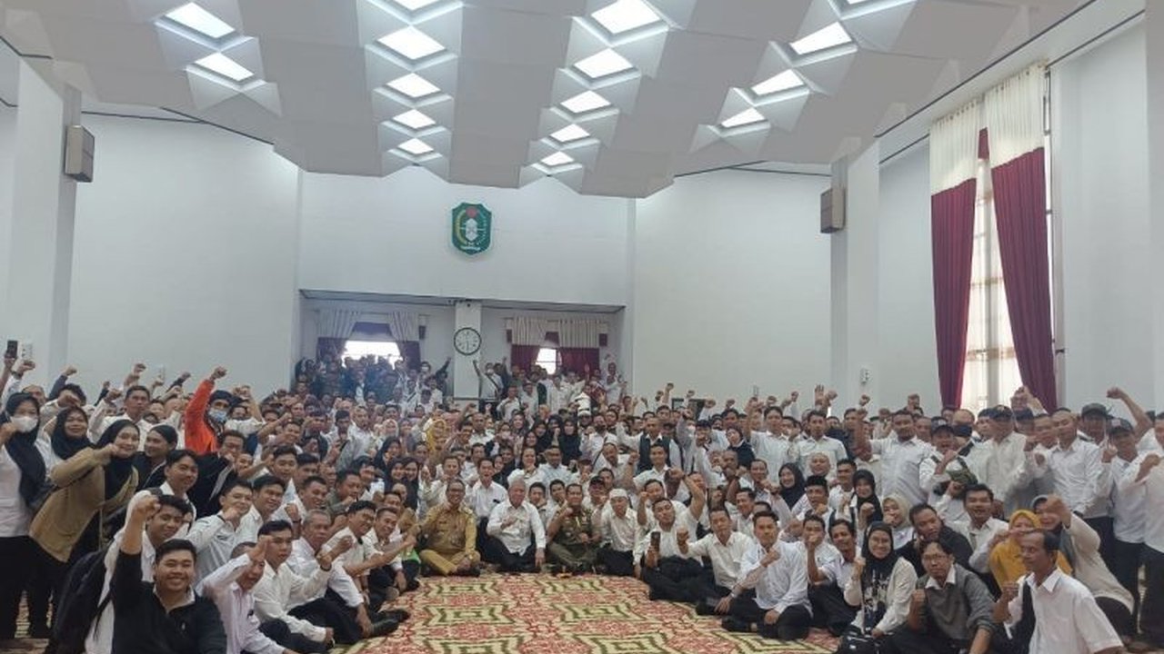 Gubernur Kalimantan Barat mengirimkan Wakil Gubernur dan Kepala BKD ke Kemenpan RB untuk memperjuangkan pengangkatan 1.277 tenaga kontrak yang telah lulus seleksi CPNS dan PPPK, menyusul penundaan pengangkatan oleh Kemenpan RB.