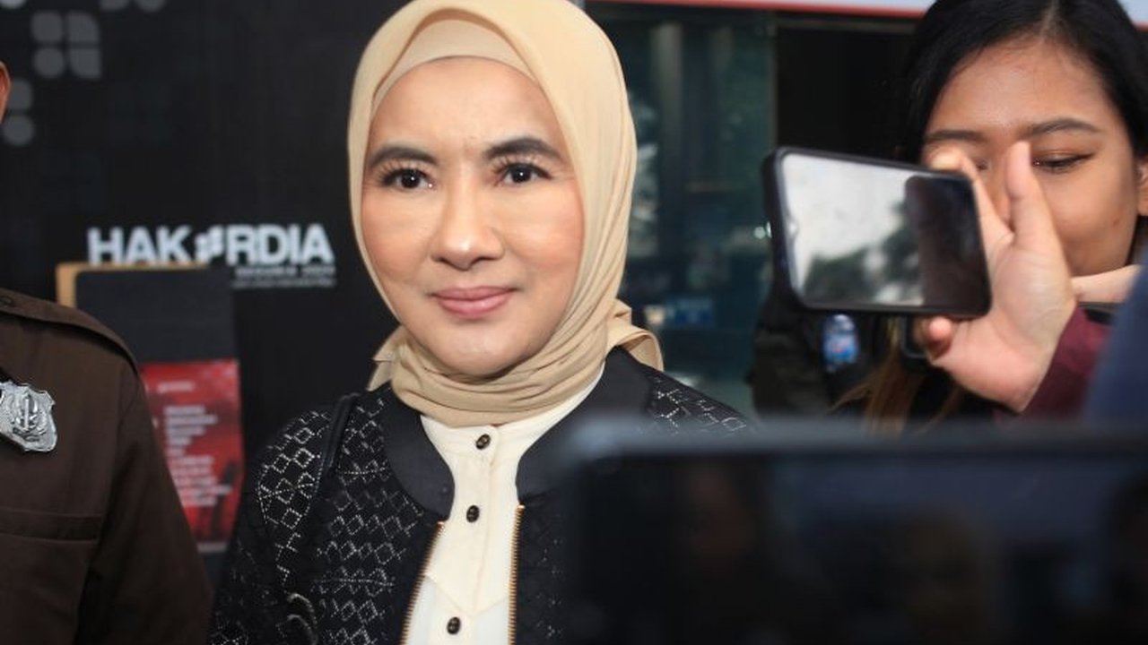 Direktur SDM Pertamina, Nicke Widyawati, diperiksa KPK sebagai saksi kasus dugaan korupsi pengadaan LNG di Pertamina periode 2011-2021, bersama beberapa mantan petinggi perusahaan.