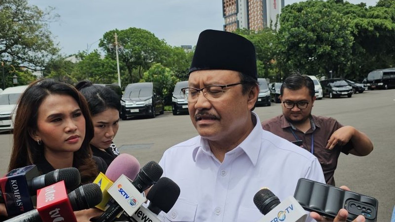 Presiden Prabowo Subianto memanggil sejumlah menteri untuk membahas program Sekolah Rakyat gratis, yang ditargetkan akan mentransformasi 100 pusat dan fasilitas Kementerian Sosial menjadi sekolah gratis.