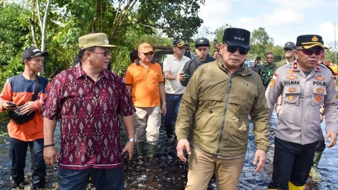 Bupati Kubu Raya, Sujiwo, meninjau dan menyalurkan bantuan bagi korban banjir di tiga desa Kecamatan Sungai Ambawang, Kalimantan Barat, serta berjanji akan meningkatkan jumlah bantuan dan mengkaji langkah strategis penanganan banjir.