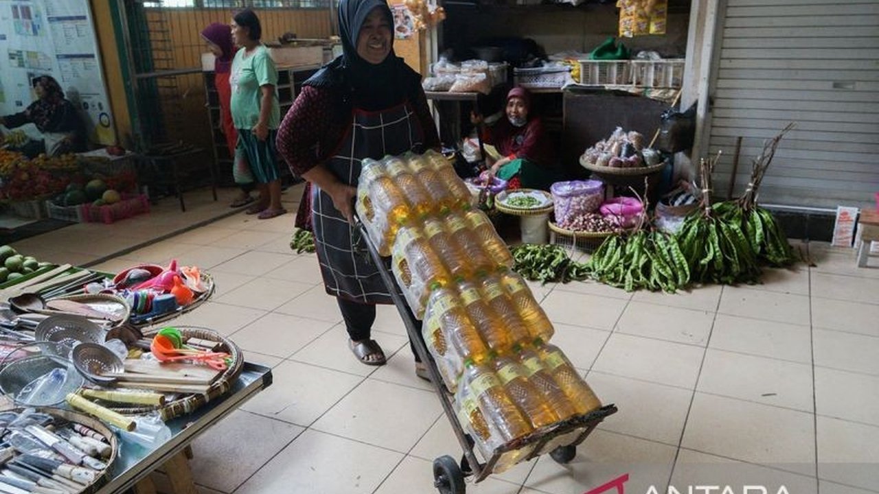 Kementerian Perdagangan (Kemendag) gencar awasi produsen Minyakita nakal yang menjual minyak goreng dengan takaran tidak sesuai aturan, terutama menjelang HBKN 2025.