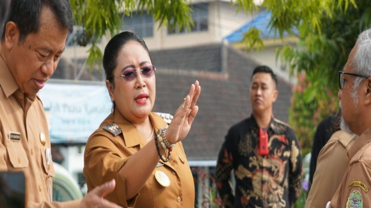 Bupati Gunungkidul, Endah Subekti Kuntariningsih, menolak pengadaan mobil dinas baru senilai Rp1,5 miliar dan mengalihkan anggaran tersebut untuk program prioritas seperti penataan Alun-alun Wonosari dan perbaikan jalan kabupaten.