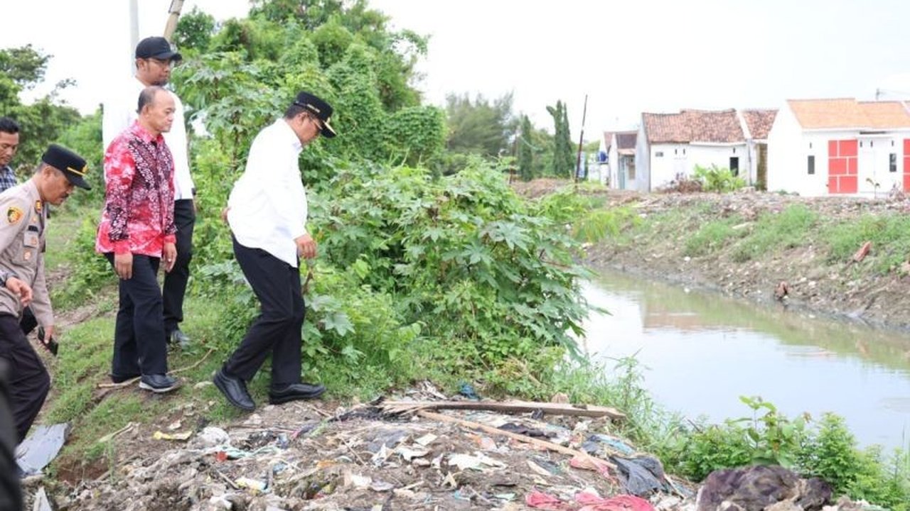 Gubernur Banten, Andra Soni, merespon aduan warga terkait banjir di Warung Jaud, Kasemen, dengan janji perbaikan jalan dan normalisasi Daerah Aliran Sungai (DAS) Cibanten.