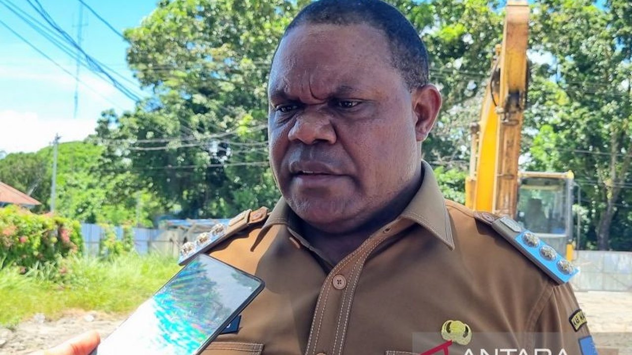 Bupati Manokwari, Hermus Indou, menginstruksikan agar kualitas anggaran daerah tetap terjaga meskipun pemerintah pusat menerapkan kebijakan efisiensi anggaran yang mengurangi APBD Manokwari hingga lebih dari Rp60 miliar.