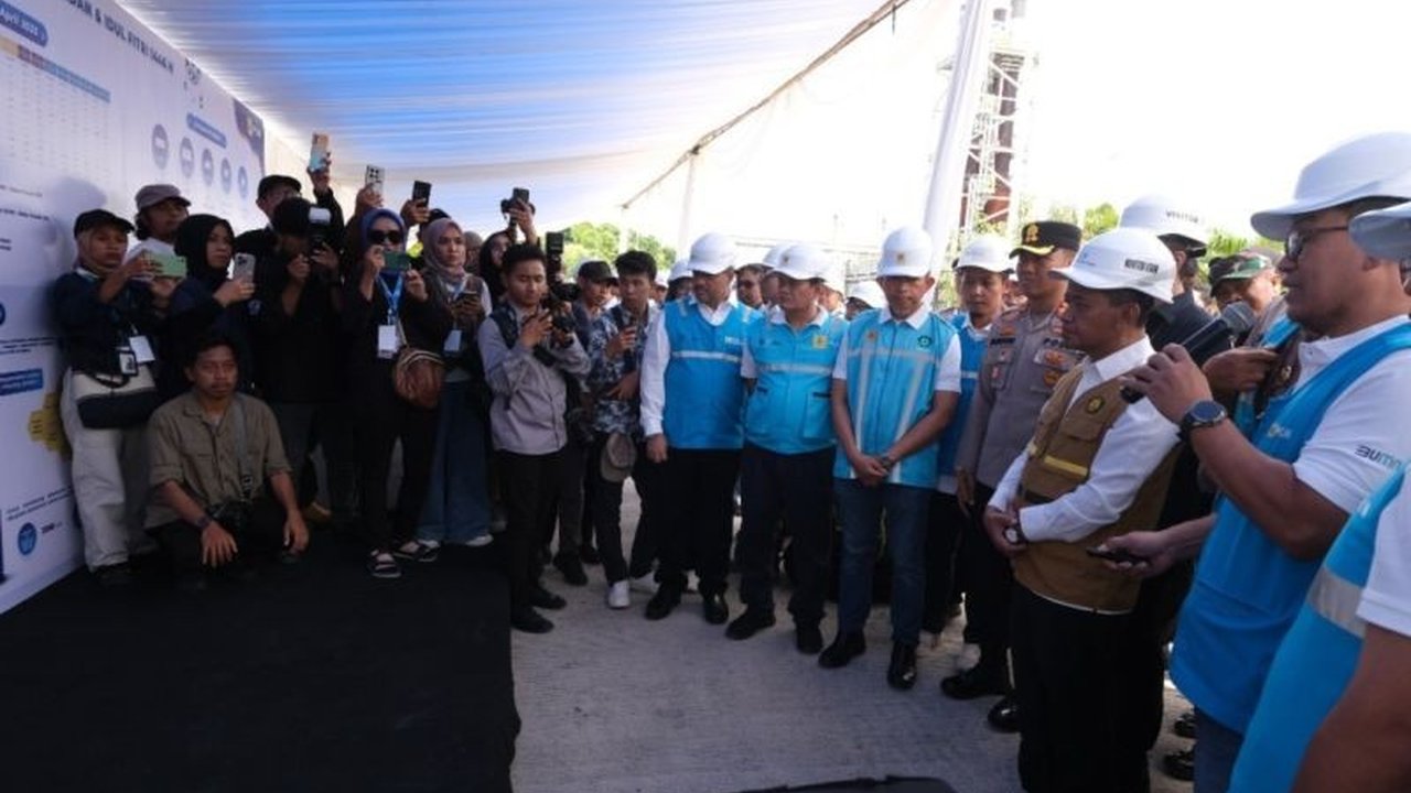 Menteri ESDM, Bahlil Lahadalia, memastikan pasokan listrik andal di Indonesia Timur selama Idul Fitri 1446 H setelah meninjau kesiapan PLN di Baubau, Sulawesi Tenggara.