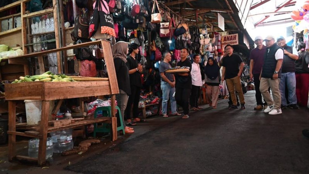 Pemerintah Kabupaten Kuningan percepat perbaikan jalan, terutama akses menuju kawasan wisata, untuk kenyamanan masyarakat dan wisatawan selama libur Lebaran 2025.