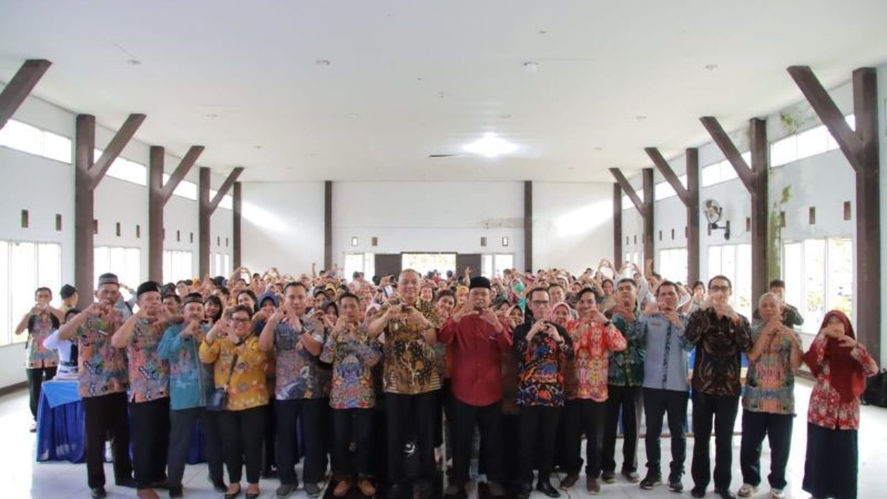 Wakil Bupati Bengkayang, Syamsul Rizal, meminta ASN memberikan pelayanan optimal kepada masyarakat dan mengingatkan bahaya judi online serta pentingnya membayar pajak daerah.