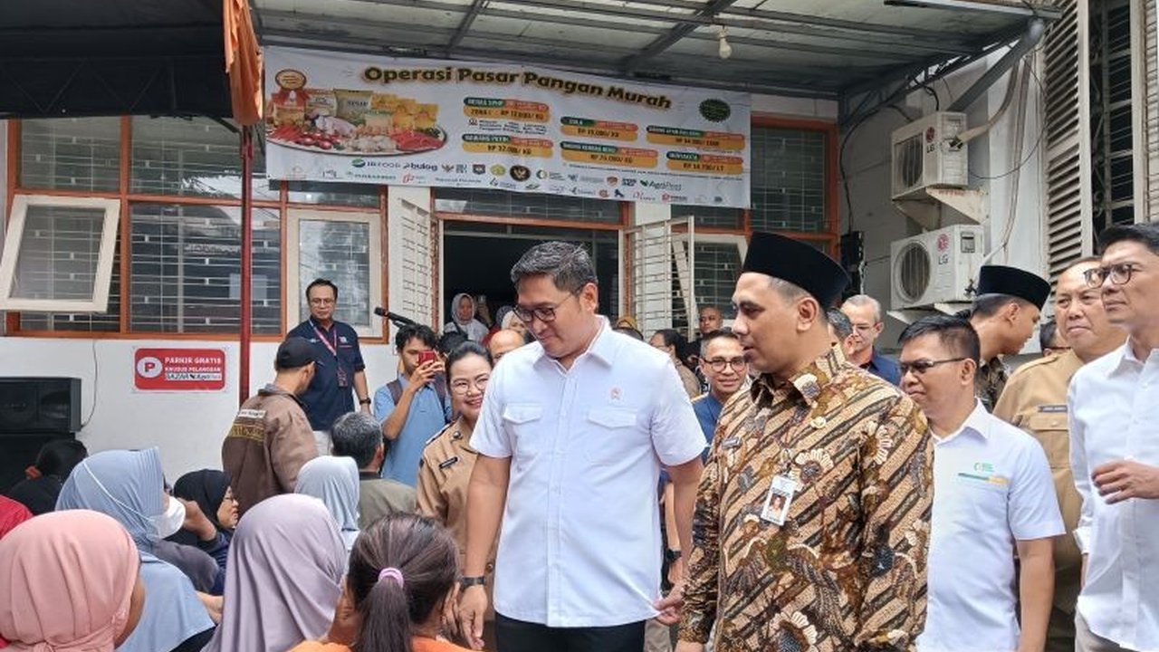 Banjir di Grobogan, Jawa Tengah, membuat pemerintah pusat dan daerah bergerak cepat memberikan bantuan benih gratis dan pupuk bagi para petani yang terdampak.