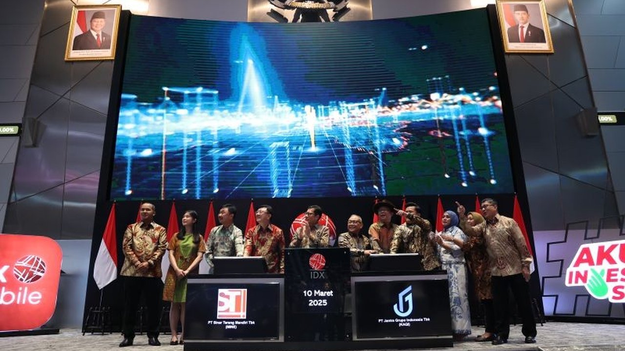 PT Sinar Terang Mandiri (MINE) dan PT Jantra Grupo Indonesia (KAQI) resmi tercatat di BEI, menambah jumlah perusahaan tercatat menjadi 953 dan memberikan optimisme pada pertumbuhan pasar modal Indonesia.