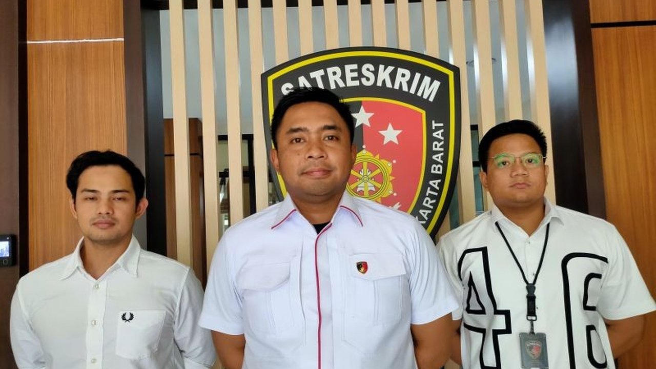 Polisi mengungkap kronologi penemuan mayat ibu dan anak di dalam toren air di Tambora, Jakarta Barat, dan saat ini tengah memburu pelaku pembunuhan tersebut.