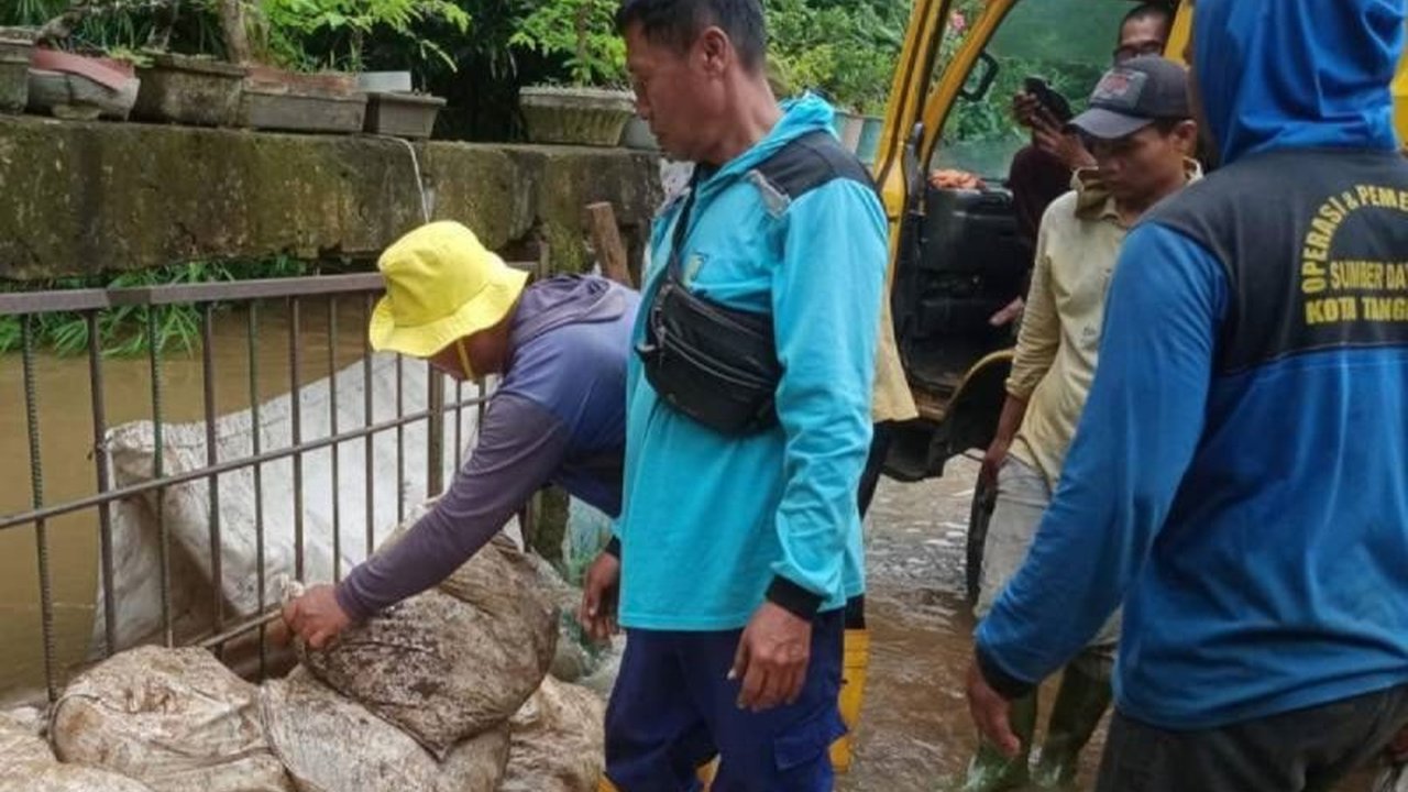 BPBD Kota Tangerang gencar melakukan pemantauan tanggul dan pintu air untuk mencegah banjir susulan setelah hujan deras mengguyur wilayah tersebut.