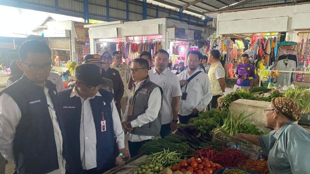 Polresta Banjarmasin rutin mengecek harga dan ketersediaan sembako di Pasar Kalindo, Banjarmasin, memastikan harga tetap stabil dan stok aman selama Ramadhan.