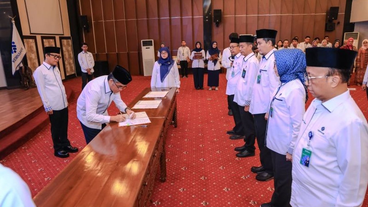 Menteri Ketenagakerjaan (Menaker) Yassierli menekankan pentingnya sinergi pejabat madya untuk kemajuan ketenagakerjaan Indonesia, ditandai dengan pelantikan sejumlah pejabat penting di lingkungan Kementerian Ketenagakerjaan.