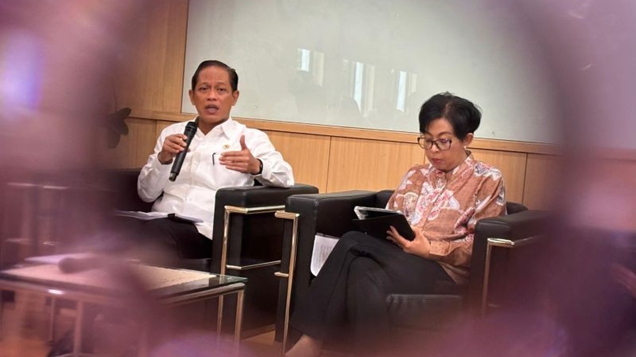 Kementerian Lingkungan Hidup (KLH) memulai penutupan 37 Tempat Pemrosesan Akhir (TPA) sistem open dumping di Indonesia, ditargetkan selesai dalam enam bulan untuk mengurangi pencemaran lingkungan.