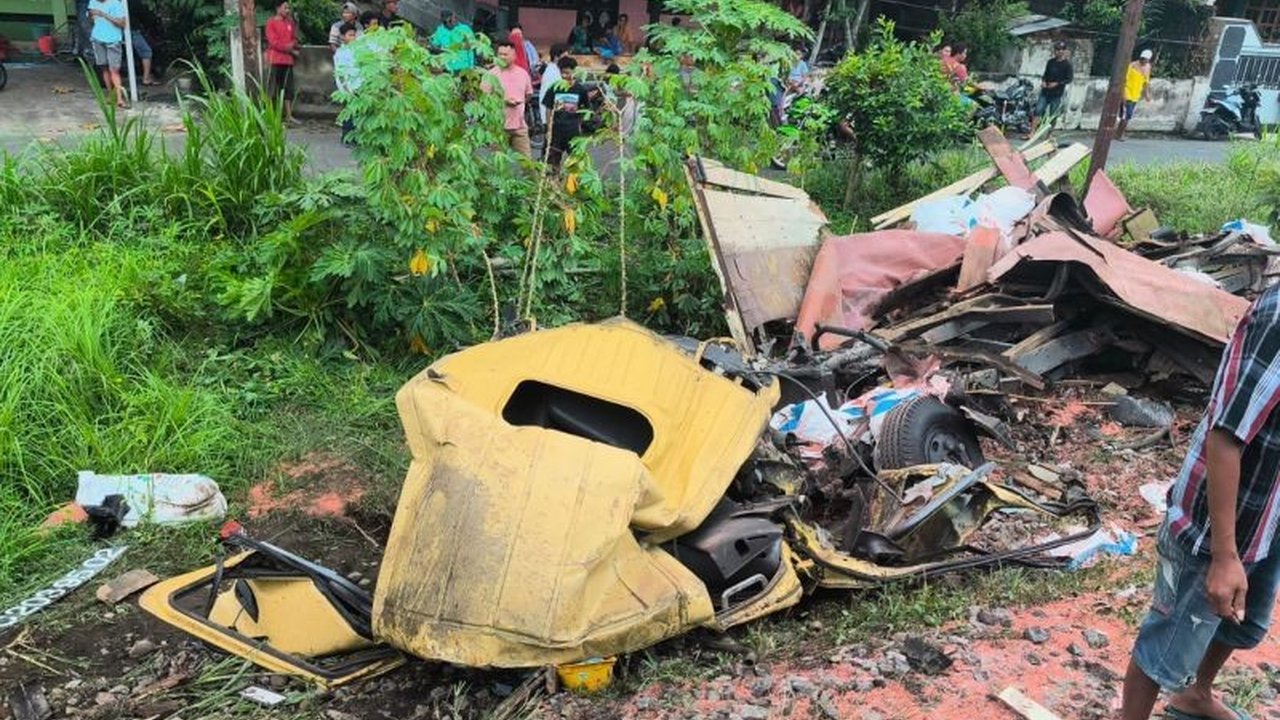 Kecelakaan antara KA Kertanegara dan truk di perlintasan tanpa palang pintu di Kediri mengakibatkan masinis luka, satu korban jiwa, dan kerusakan pada kereta api.