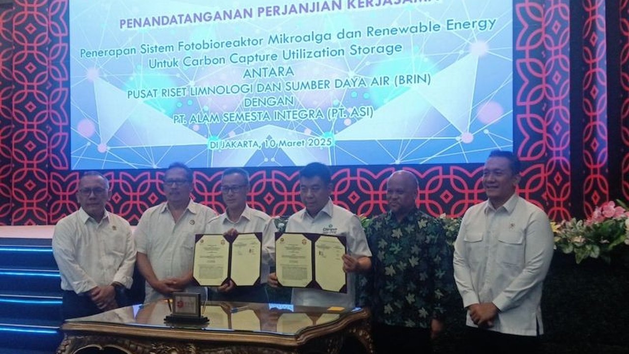 BRIN dan PT Alam Semesta Integra berkolaborasi mengembangkan teknologi Fotobioreaktor Mikroalga dan Energi Terbarukan untuk mengurangi emisi karbon dan menciptakan lingkungan yang lebih baik.