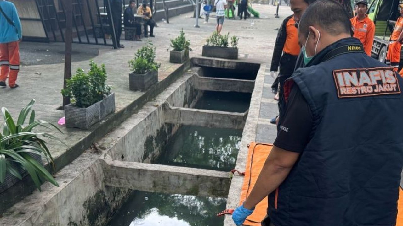 Penemuan jasad laki-laki tak dikenal mengambang di saluran air Koja, Jakarta Utara, tengah diselidiki polisi;  tidak ditemukan tanda-tanda kekerasan.