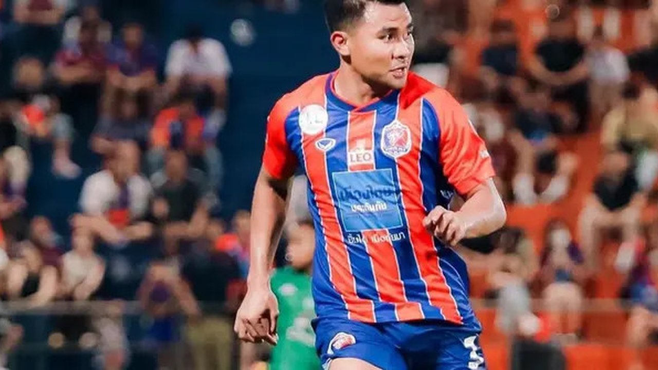 Aksi Asnawi Mangkualam saat memperkuat Port FC menjamu Sukhothai FC dalam laga pekan keempat Thai League 1 2024/2025, Selasa (27/8/2024) malam. (Instagram/asnawi_bhr)