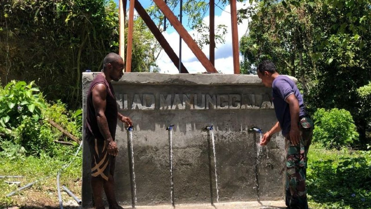 Satgas TMMD ke-123 Kodim 1708 Biak Numfor membangun lima titik akses air bersih untuk warga Kampung Kbusdori, Distrik Swandiwe, Kabupaten Biak Numfor, Papua, guna meningkatkan kesehatan dan kesejahteraan masyarakat.