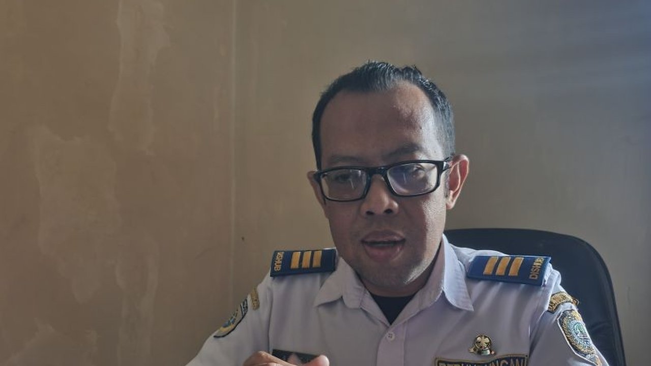 Pemerintah Kabupaten Tulungagung membuka pendaftaran program mudik gratis Lebaran 2025 dengan 250 kursi tersedia; masyarakat antusias mendaftar.