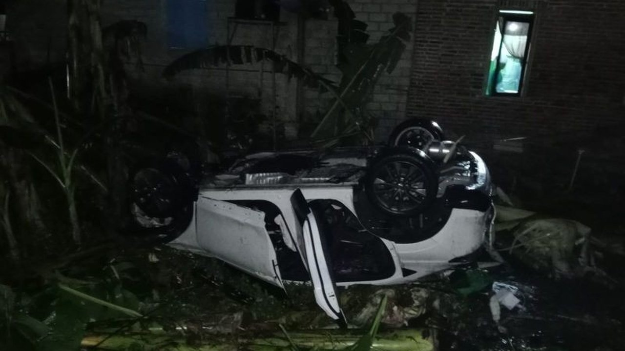 Dua kecelakaan kereta api di Blitar dan Kediri akibat kendaraan menerobos pelintasan sebidang tak terjaga, Daop 7 Madiun mengimbau pengendara lebih waspada dan menaati peraturan lalu lintas.