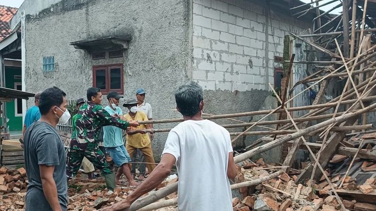 Kolaborasi TNI dan Baznas Kabupaten Serang berhasil membangun 10 Rumah Tidak Layak Huni (RTLH) untuk warga kurang mampu, memberikan tempat tinggal yang layak dan aman.