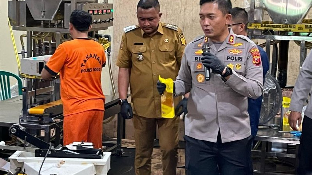 Pengungkapan pabrik minyak goreng Minyakita palsu di Bogor oleh Polres Bogor mengungkap praktik kecurangan takaran dan kemasan, merugikan konsumen dan negara hingga ratusan juta rupiah.