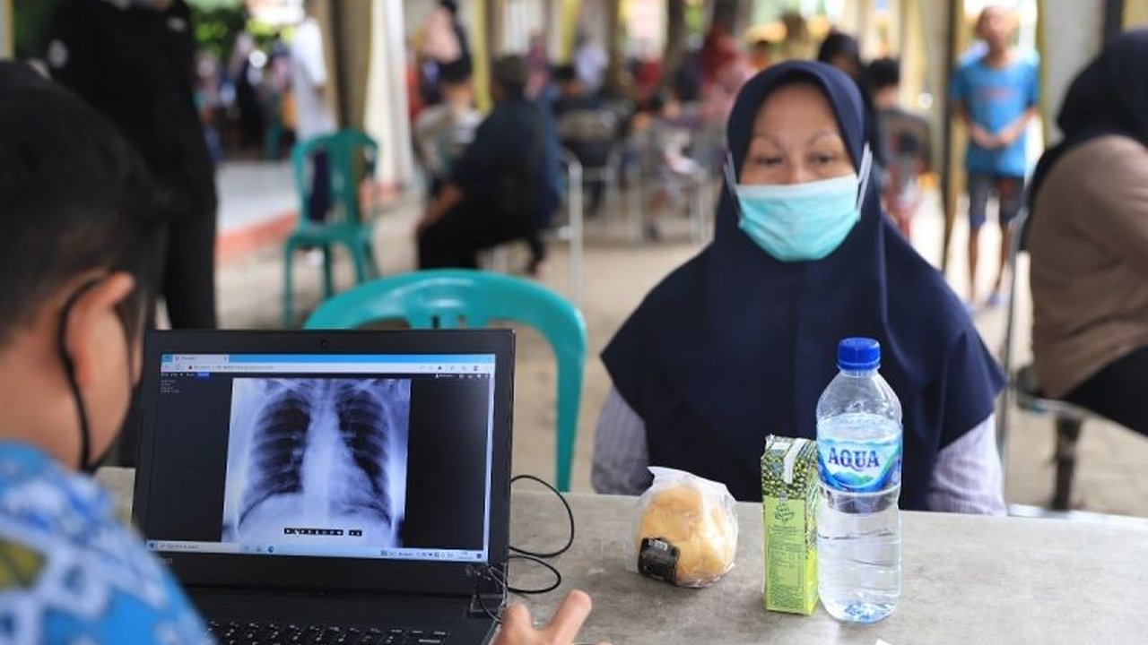 Dinas Kesehatan Kota Tangerang berhasil menemukan 1.746 kasus TBC pada tahun 2025 dan menerapkan berbagai inovasi untuk penanggulangannya, termasuk skrining mandiri dan kolaborasi antar instansi.