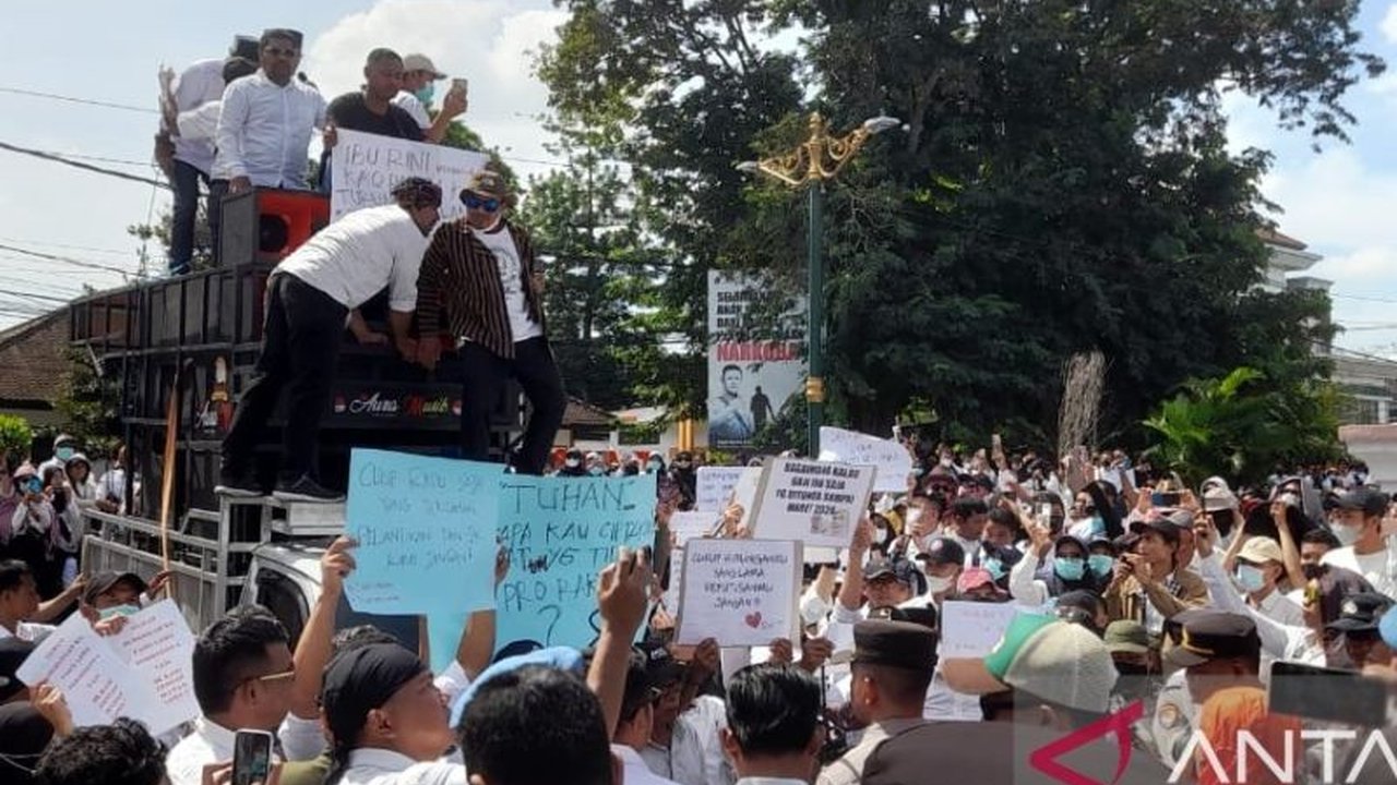 DPRD NTB siap perjuangkan aspirasi 1.500 Calon PPPK 2024 yang demo di depan gedung DPRD NTB, menuntut pencabutan SE MenPAN RB terkait penundaan pengangkatan.