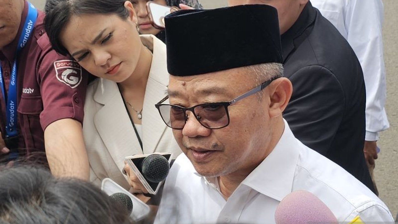 Menteri Pendidikan Dasar dan Menengah (Mendikdasmen) menawarkan dua skema kurikulum untuk Sekolah Rakyat (SR): kurikulum internasional dari Kemendikbudristek dan Kurikulum Merdeka Belajar dari Kemendikdasmen.