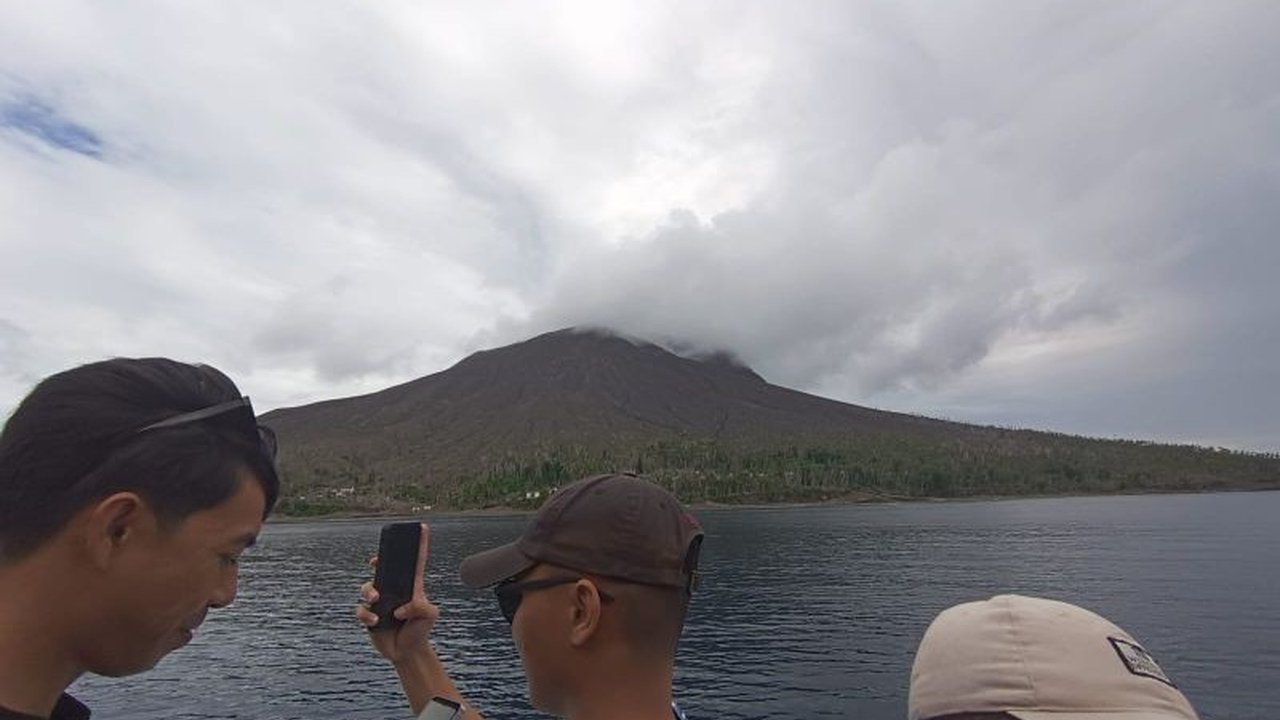 Badan Geologi mengimbau masyarakat dan wisatawan untuk tidak mendekati radius dua kilometer dari kawah aktif Gunung Ruang di Sulawesi Utara karena gunung tersebut masih berstatus Waspada (Level II).