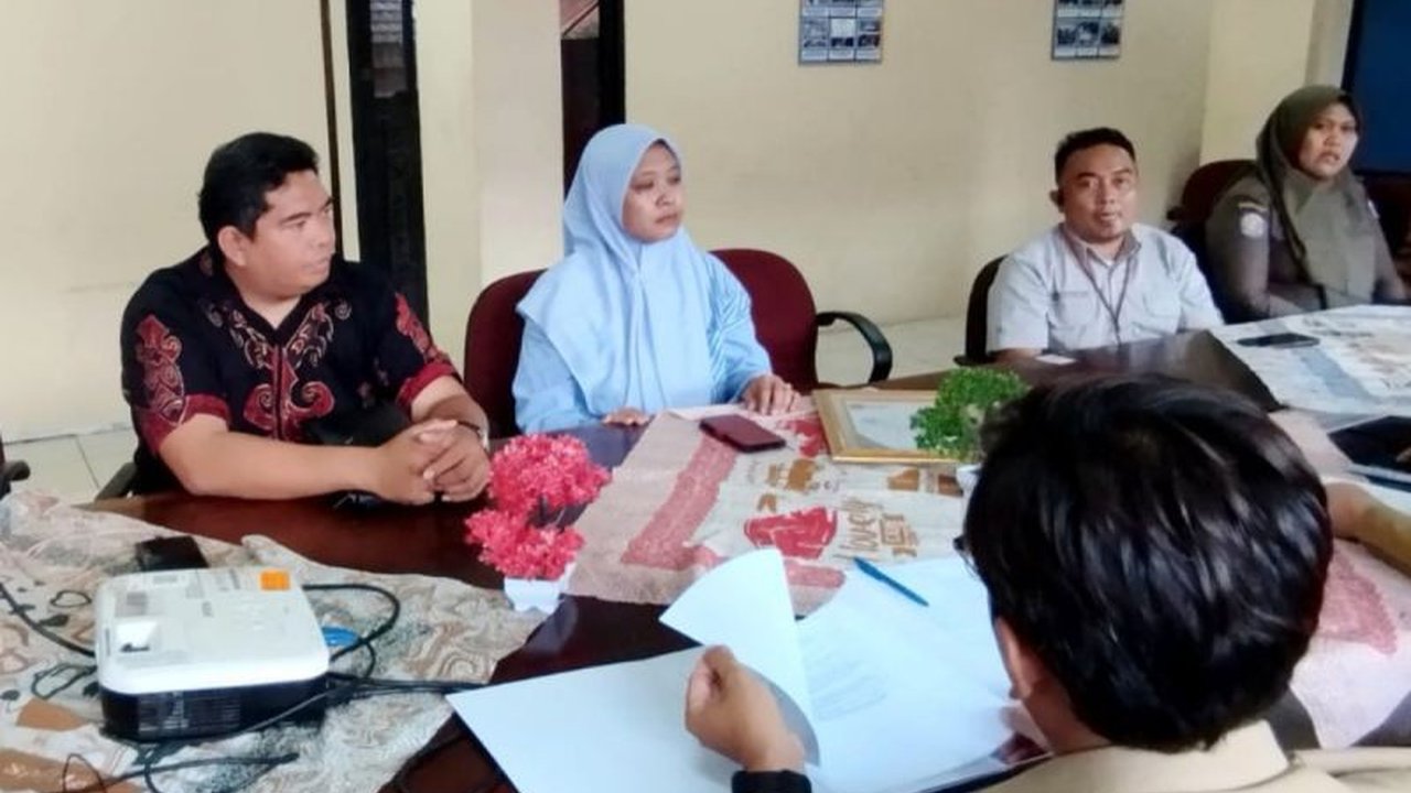 Ketua Komisi Informasi DKI Jakarta menekankan pentingnya keterbukaan informasi publik bagi kepercayaan masyarakat dan mendorong Kelurahan Kebun Kosong untuk meningkatkan pengelolaan PPID secara digital dan konvensional.