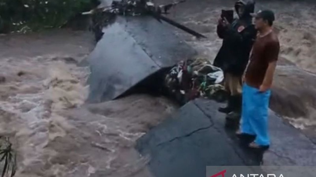 Hujan deras menyebabkan jebolnya tanggul irigasi Sungai Air Putih di Rejang Lebong, Bengkulu, mengancam lahan pertanian dan rumah warga sekitar.
