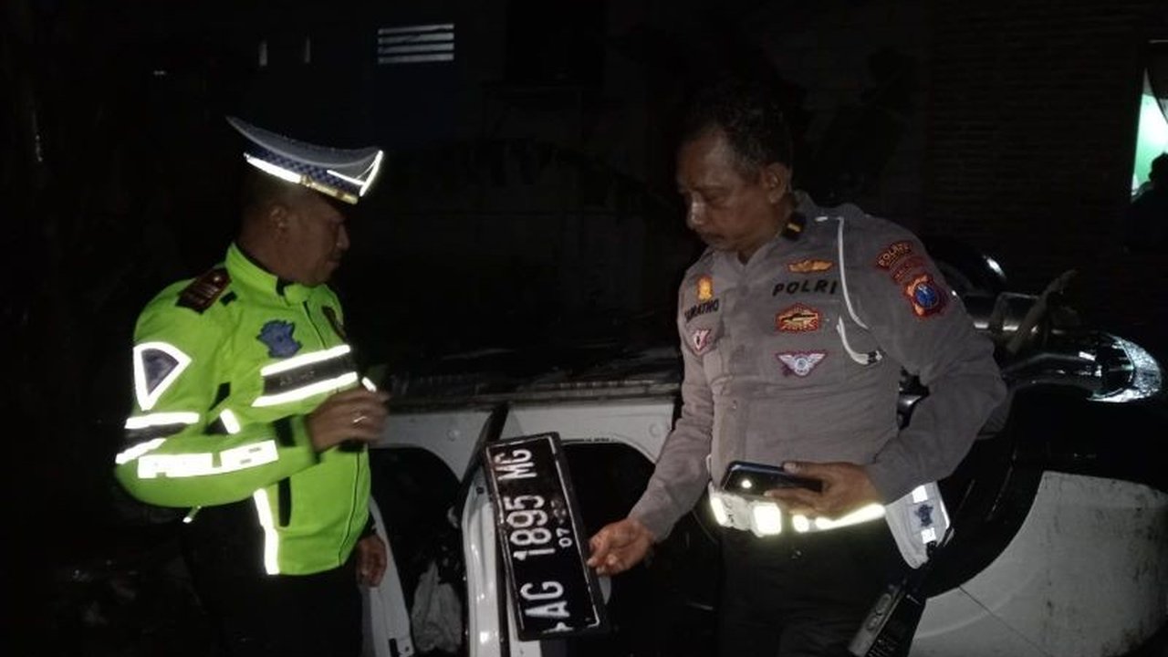 Kecelakaan antara kereta api dan mobil di Blitar mengakibatkan satu korban meninggal dunia dan satu luka-luka; polisi selidiki penyebab kecelakaan di perlintasan tanpa palang pintu.