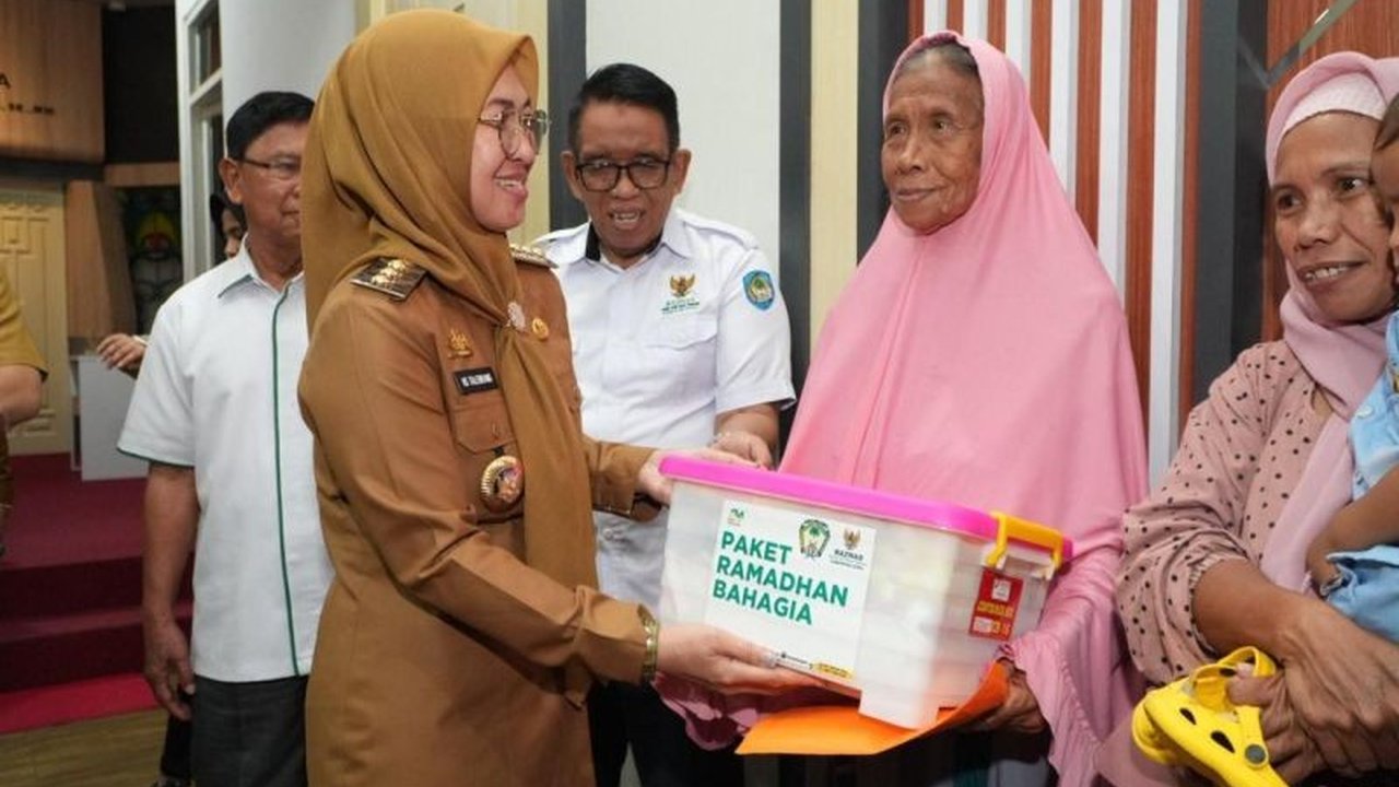 Pemerintah Kabupaten Gowa dan Baznas salurkan 371 paket sembako untuk warga miskin ekstrem dalam rangka program Gowa Sejahtera, menurunkan angka kemiskinan ekstrem di Gowa.