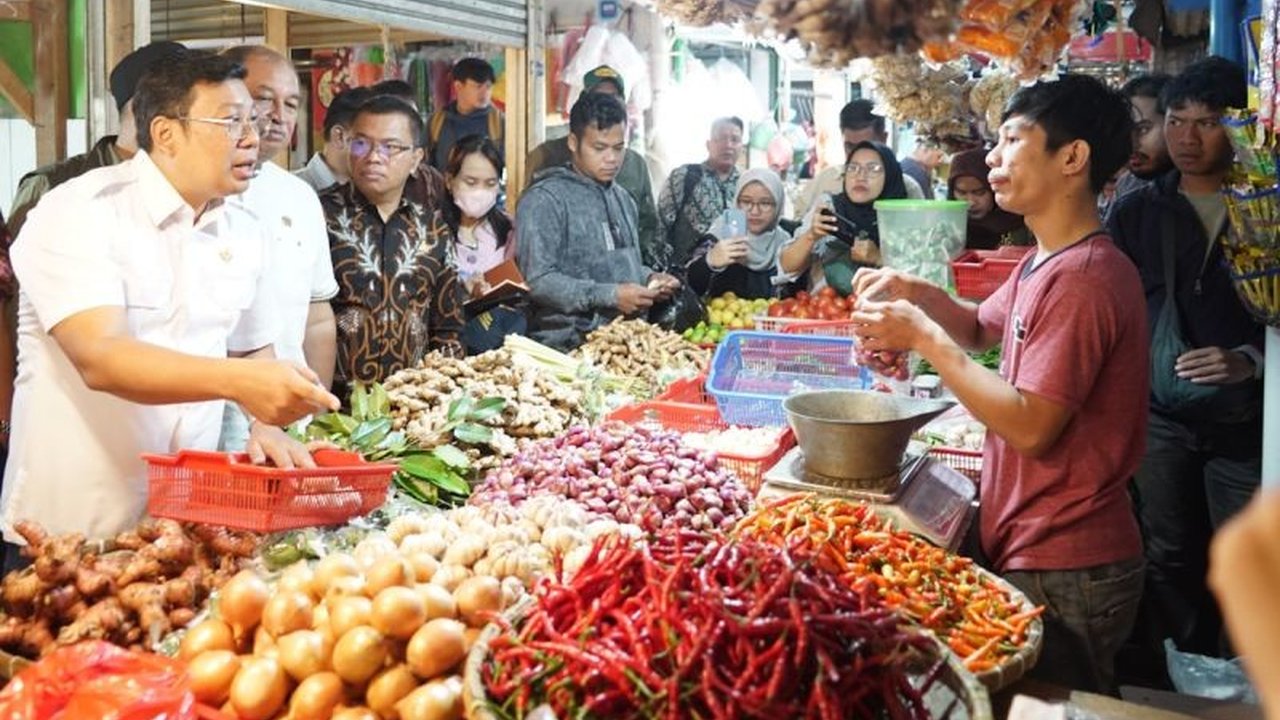 Badan Pangan Nasional (Bapanas) berupaya stabilisasi harga cabai jelang Ramadhan dan Lebaran 2025 melalui Gerakan Pangan Murah (GPM) dan Fasilitasi Distribusi Pangan (FDP) untuk mengatasi fluktuasi harga di beberapa daerah.