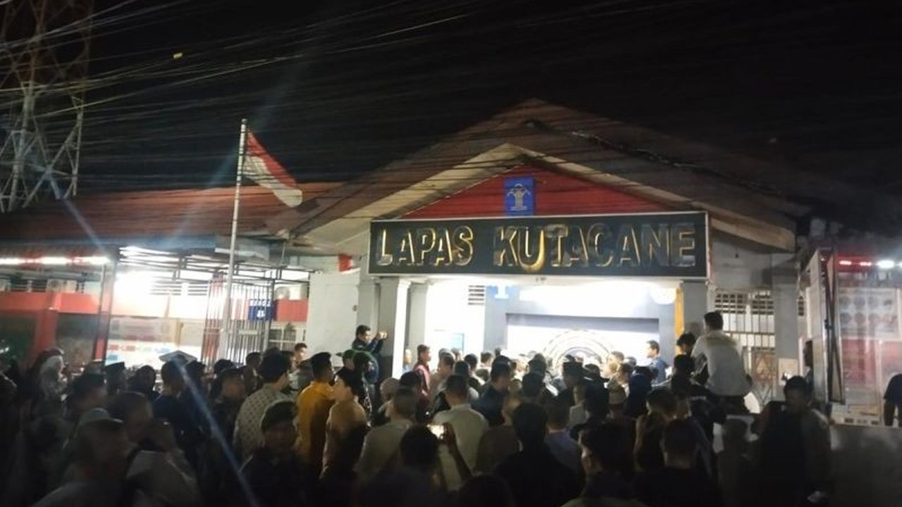 Puluhan narapidana Lapas Kelas IIB Kutacane, Aceh Tenggara, kabur pada Senin (10/3) menjelang buka puasa, diduga melalui pintu utama dan atap lapas, membuat warga sekitar panik.