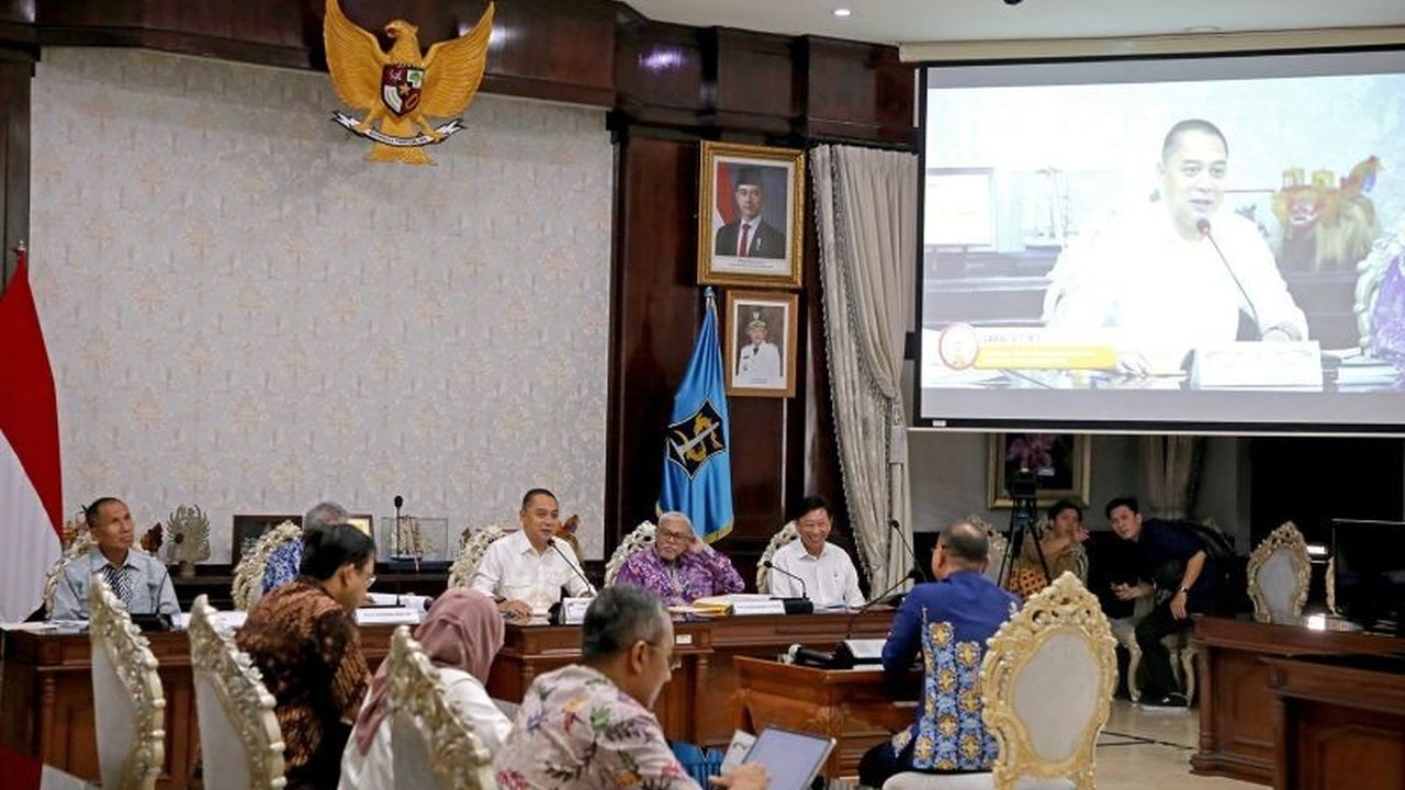 Pemkot Surabaya luncurkan layanan perizinan tanpa turun kendaraan untuk meningkatkan investasi dan menargetkan Rp42,69 triliun di tahun 2025.