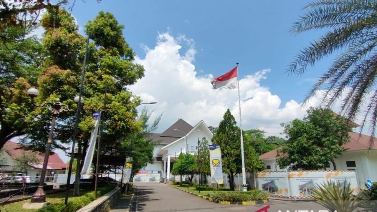 DPRD Kabupaten Cianjur mendukung penuh penertiban bangunan di sepanjang sungai untuk mencegah banjir setelah tiga kecamatan terendam banjir akibat penyempitan aliran sungai.