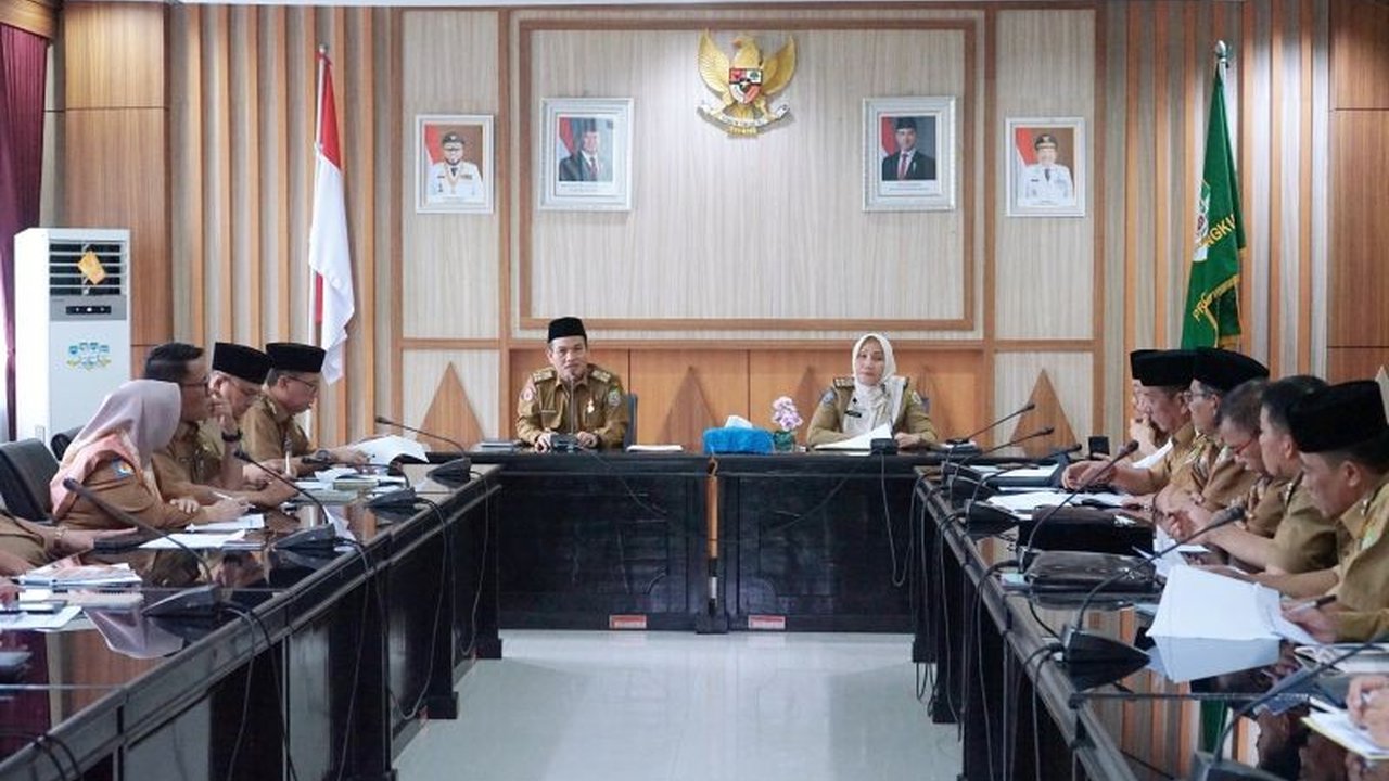 Gubernur Bengkulu Helmi Hasan luncurkan program akselerasi 100 hari pertama, fokus pada infrastruktur jalan, layanan ambulans gratis, BPJS Kesehatan gratis, dan pendekatan baru melalui TikTok.