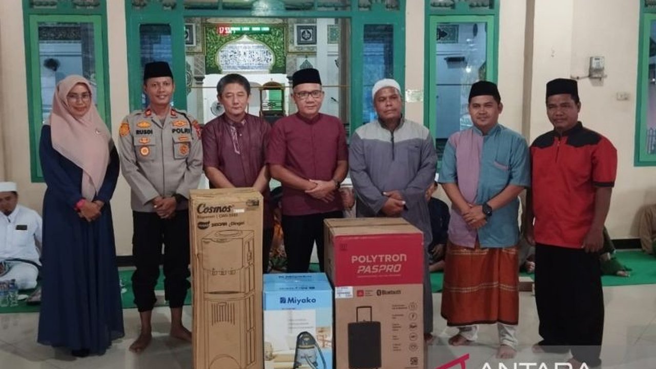 Pemerintah Kabupaten Bangka Barat menggelar 11 safari Ramadhan 1446 H untuk mempererat silaturahmi, meningkatkan ketakwaan, dan menyalurkan bantuan kepada masyarakat.