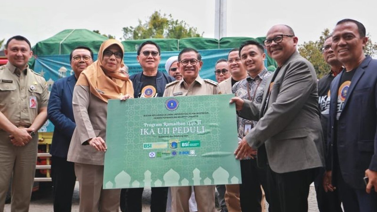Ikatan Alumni Universitas Islam Indonesia (IKA UII) memberikan bantuan 3.633 paket sembako kepada Pemprov DKI Jakarta untuk meringankan beban korban banjir.