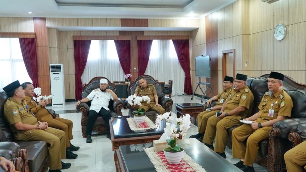 Gubernur Bengkulu, Helmi Hasan, memprioritaskan pembangunan irigasi dan jalan di Bengkulu Tengah untuk mendukung ketahanan pangan dan pembangunan Masjid Agung sebagai ikon keagamaan.